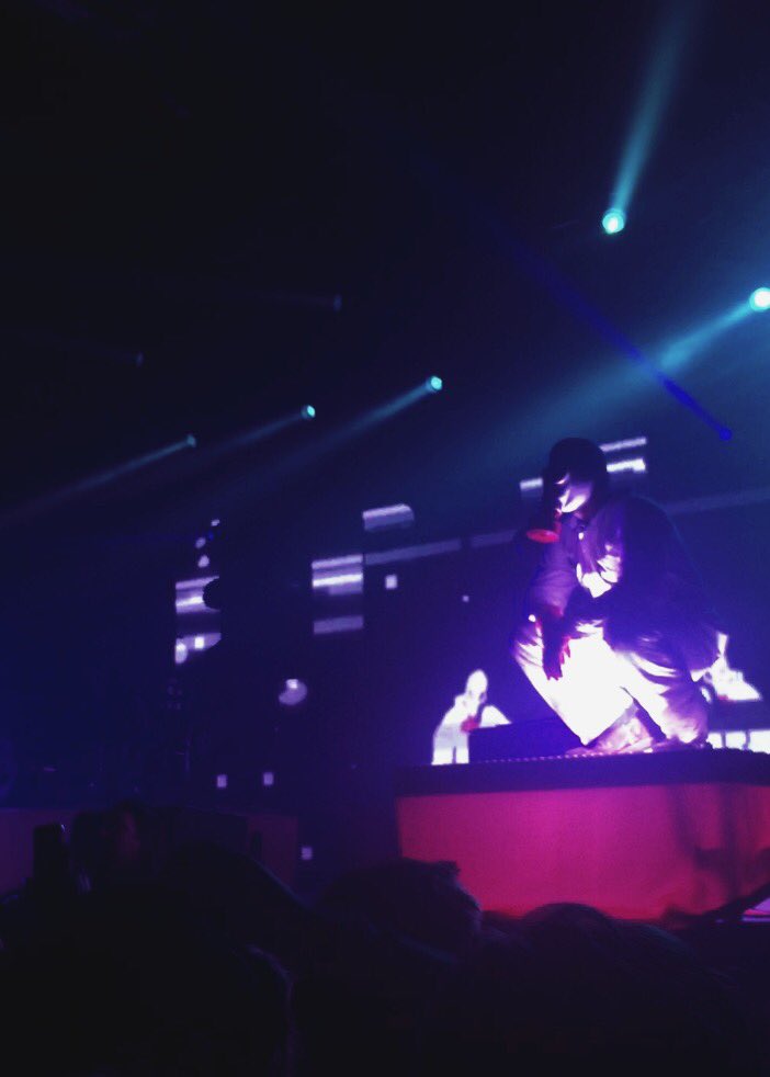 _skeletonbones_'s tweet image. this night.. |-/