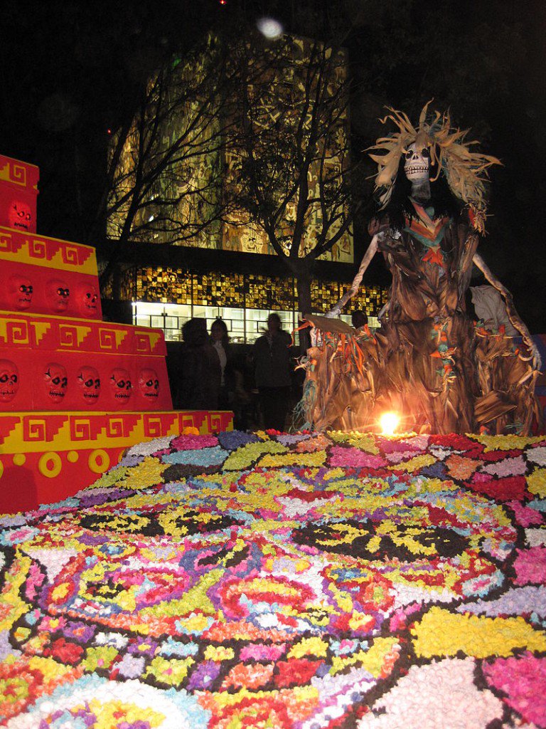 JRMC85's tweet photo. El día de los muertos en México, ¿por qué es tan especial? @EncantaMex https://t.co/PCRs2qXcPM https://t.co/OzgOXxBIcQ