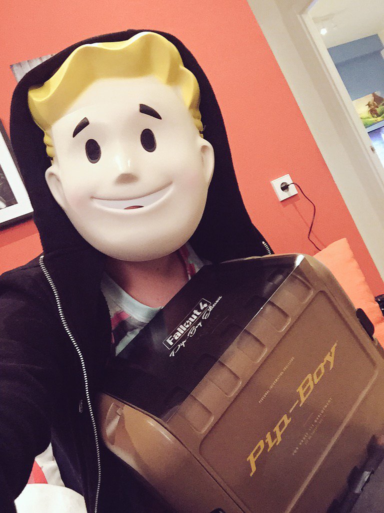 Rubiu5's tweet photo. OMFG, estoy flipando. Me acaba de llegar el Fallout 4. Me voy a encerrar durante 2 meses en mi cuarto, adios. https://t.co/ceexJkWxS9