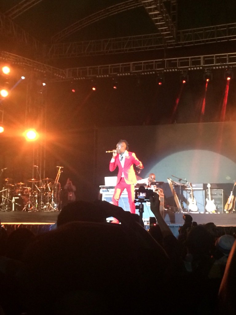 KasiitaMark's tweet photo. Jose chameleone reps EA in red. Fire just.#PopAndJam #NeyoConcert @UrbanTVUganda @XfmUG @newvisionwire https://t.co/EwHv7apZLq