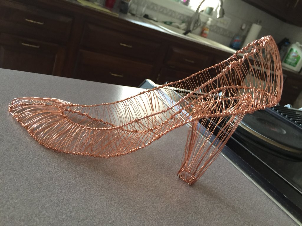 LexaDFashion's tweet photo. Made a shoe out of wire #fashion #Unconventional https://t.co/G4EF4qOgGY