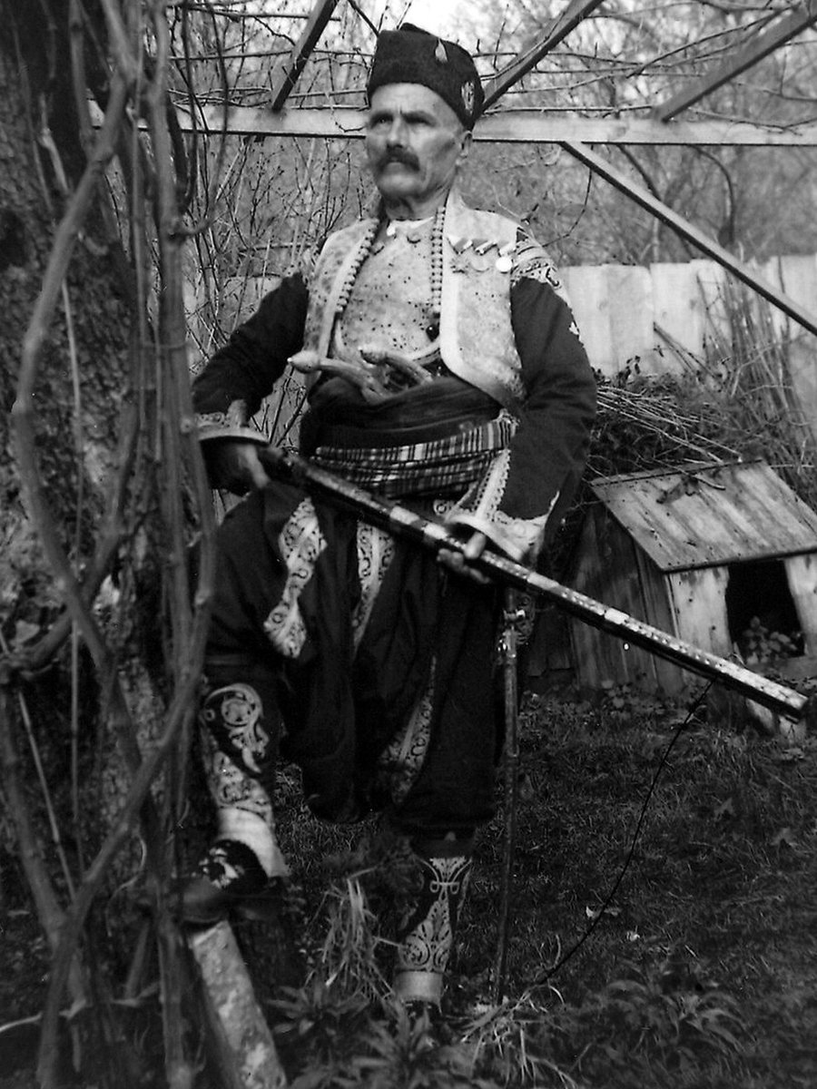knezevinasrpska's tweet photo. Одијело које је носио Милован Павасовић у устанку 1715. Голуб Бабић (слика) у устанку 1875. и Бране Богуновић 1941. https://t.co/UNtL8qMVsM