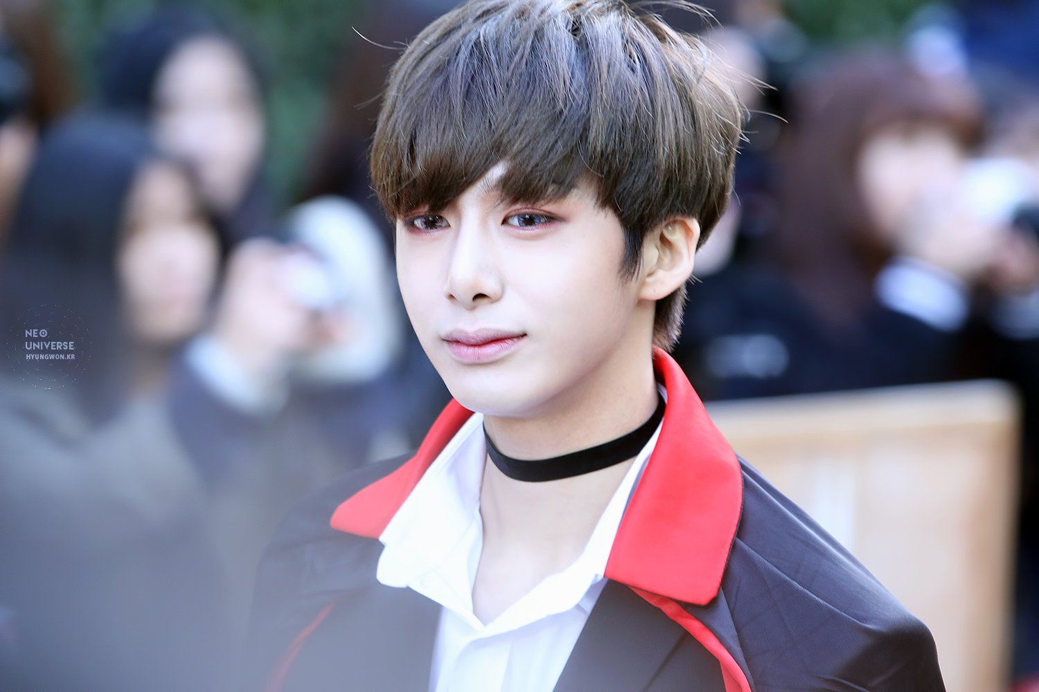 오늘 오드아이, 초커, 망토가 열일한 아이돌 | 인스티즈