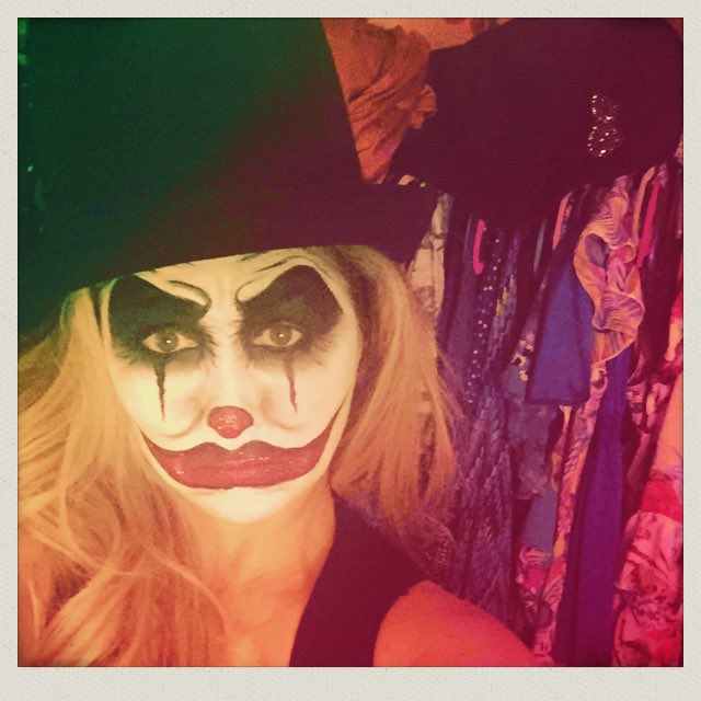 alabasterglow's tweet photo. Happy halloween be safe everyone!! Witches, ghost's, ghouls and creepy. Clowns on the loose🎃👻 #nicolepalermomakeup https://t.co/cxCv2avfPU