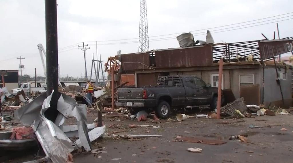 ABC7Amarillo's tweet image. Flooding and tornadoes across the southern part of #Texas. spr.ly/6019BPyUx #TexasStorms