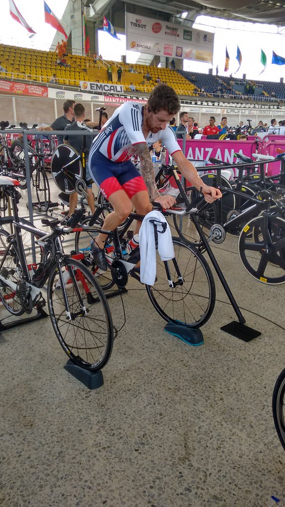 fdlciclismo's tweet photo. Nos encontramos a un tal Sir Bradley Wiggins, en su debut en la ciudad de Cali. 4000 metros. :) #Caliwtc https://t.co/Y864NOo9w3