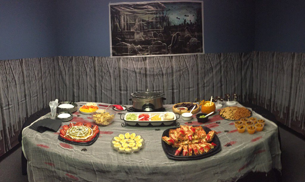 BGJasonEck's tweet photo. Look at this #Halloween spread done up by @SherriEck Awesome! #BOOGRACE15 https://t.co/tww46JFfro