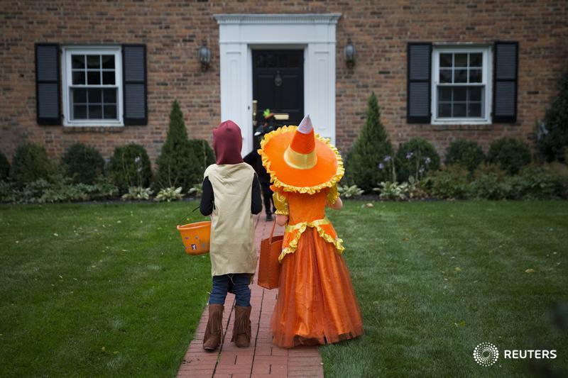 ReutersBiz's tweet photo. Americans spooked by sugar are buying healthier #Halloween treats: https://t.co/BPZDiBy5J9 https://t.co/wC6Ae9D1ZB