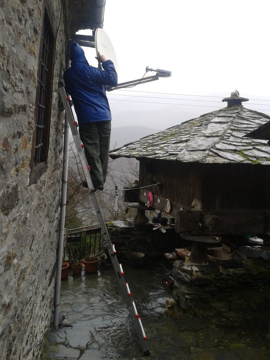 TOPOTELECO's tweet photo. El tiempo no siempre acompaña en la instalación, pero las vistas en Asturias siempre compensan #internetviasatelite https://t.co/CYJnM8jaX3
