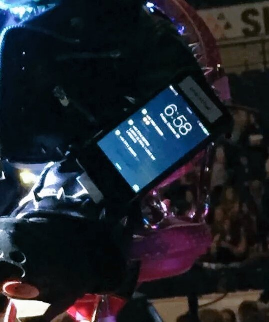whenharrymoans's tweet photo. RBB's phone says "LARRY IS REAL I LOVE MY LARENTS" ππππππ same! #OTRASheffield2 #2WeeksUntilMadeInTheAM https://t.co/eXPK5D2xya