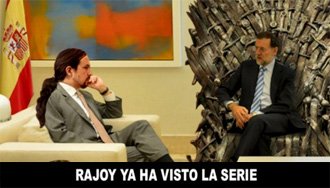 Vertele's tweet photo. Pablo Iglesias y Rajoy: histórica rueda de prensa y memes por el regalo #PabloEnMoncloa https://t.co/np6Kc1HXmY https://t.co/lN8qUstGlk