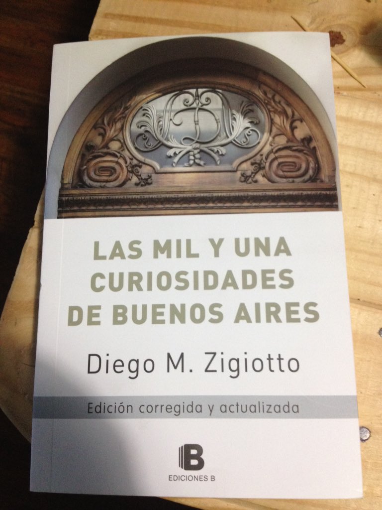 Lolacineasta's tweet photo. Entre a una librerรญa a comprar una lapicera y me tente con este libro #memime https://t.co/Y3bLhif4F8