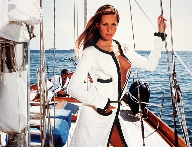 Mariana Weickert photographed by Mario Testino   2001.  Happy birthday Mr. Testino.  You\re one of the greats! 