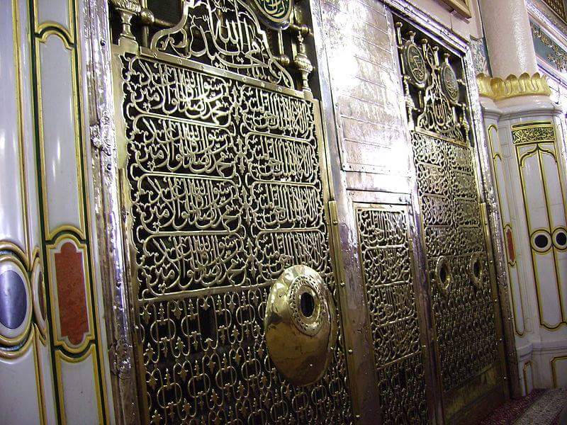tariharsivi's tweet photo. Sakın terk-i edebden kûy-ı mahbûb-ı Hudâ'dır bu 
Nazargâh-ı İlâhî'dir Makâm-ı Mustafâ'dır bu 
Hücre-i Saadet Medine https://t.co/r1zDtIdhbD