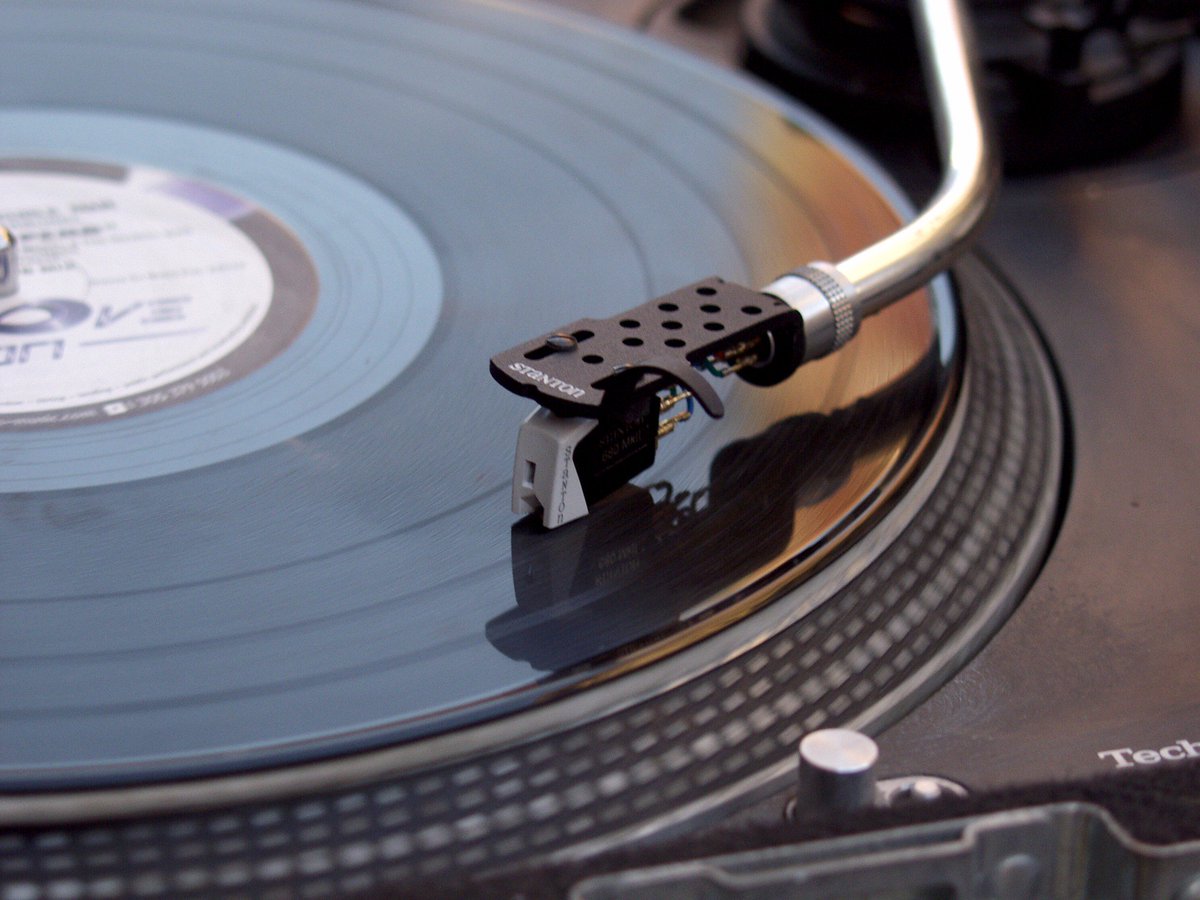 #AlAire <a href="/josecarlosgol/">Jose Carlos Ortiz</a> en el #Tocadisco se despide con las mejores #canciones de ayer, de hoy y siempre.