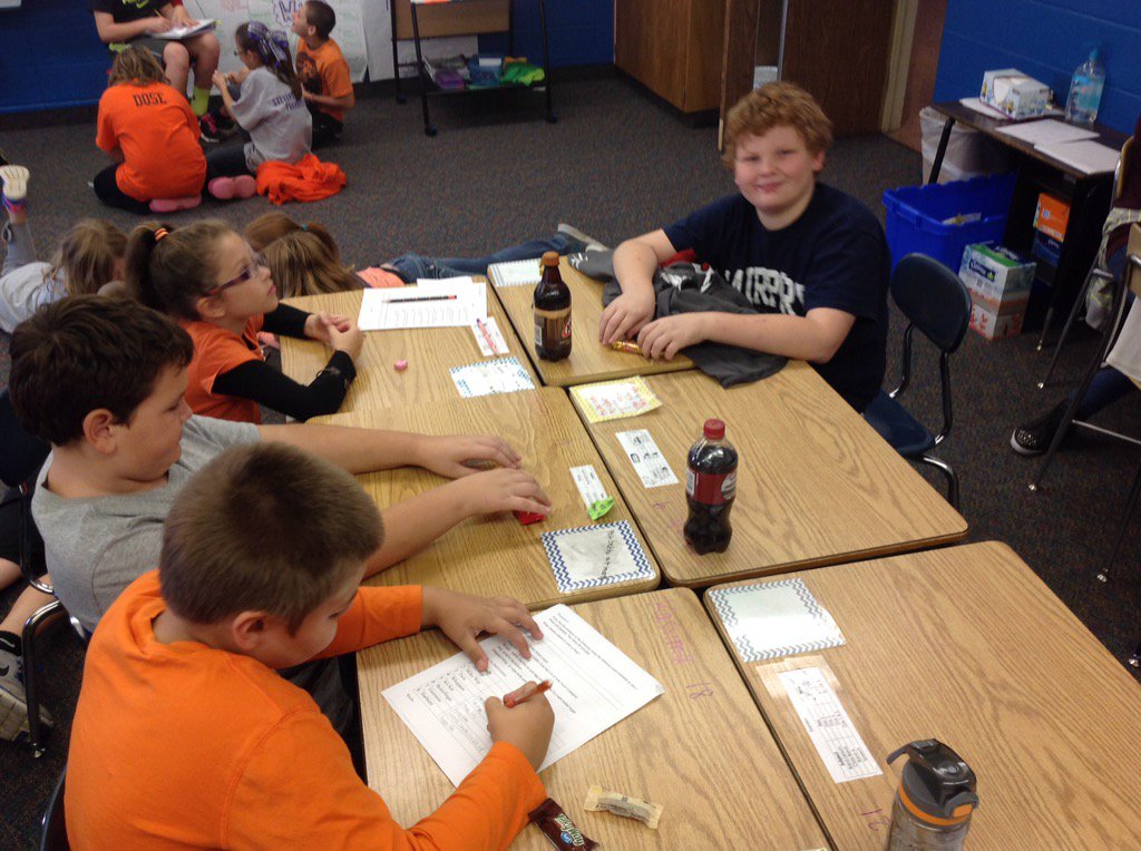 Mrs_Pieper05's tweet photo. Sink or float experiment with candy! #gslcultureofsuccess https://t.co/IVxtlsNeFu