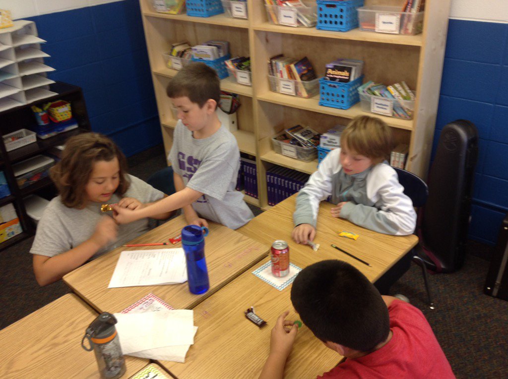 Mrs_Pieper05's tweet photo. Sink or float experiment with candy! #gslcultureofsuccess https://t.co/IVxtlsNeFu