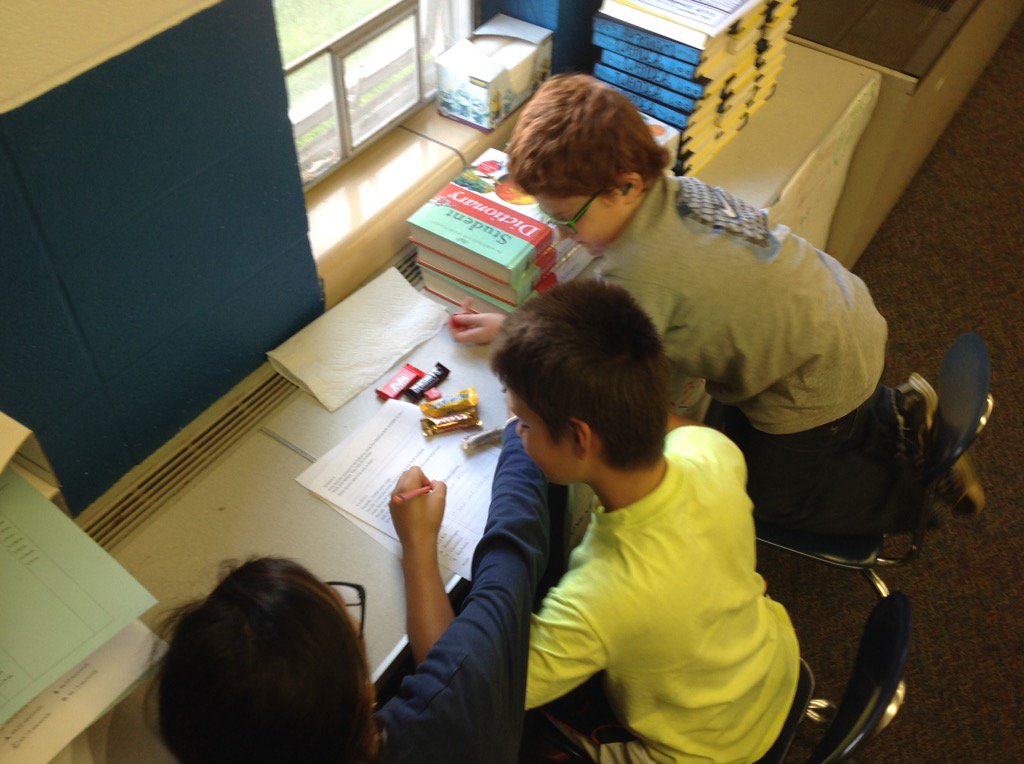 Mrs_Pieper05's tweet photo. Sink or float experiment with candy! #gslcultureofsuccess https://t.co/IVxtlsNeFu