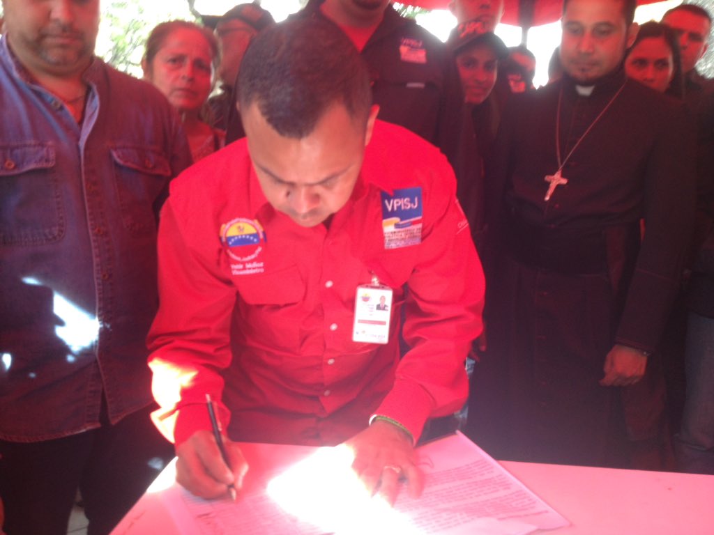 NestorLReverol's tweet photo. #AlMomento Desde Plaza La Candelaria viceministro @yahirpsuv firma por la paz #YoFirmoPorLaPaz https://t.co/NkEfsE1yTF