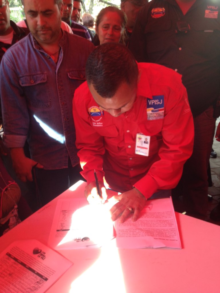NestorLReverol's tweet photo. #AlMomento Desde Plaza La Candelaria viceministro @yahirpsuv firma por la paz #YoFirmoPorLaPaz https://t.co/NkEfsE1yTF