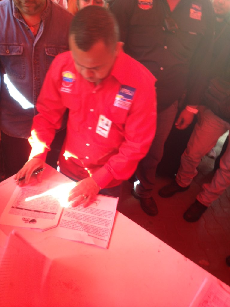 NestorLReverol's tweet photo. #AlMomento Desde Plaza La Candelaria viceministro @yahirpsuv firma por la paz #YoFirmoPorLaPaz https://t.co/NkEfsE1yTF