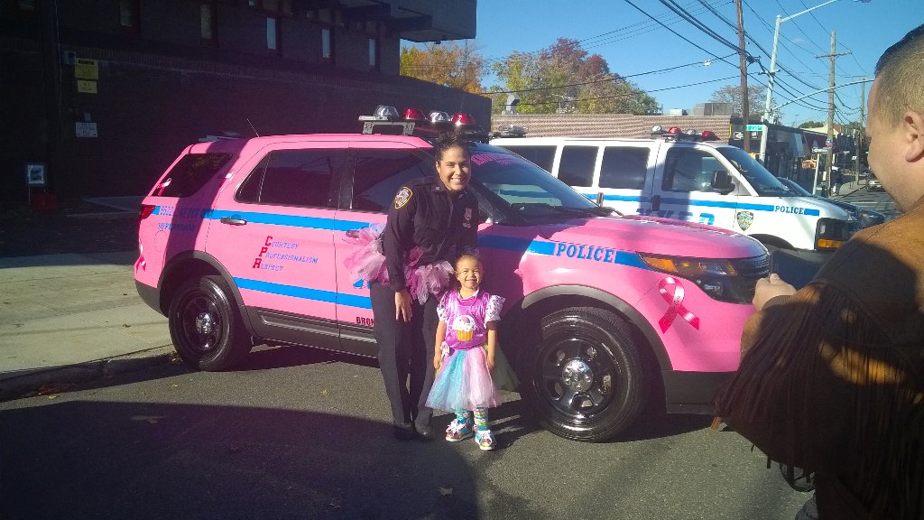 NYPD47Pct's tweet photo. A beautiful princess wanted her picture taken with our #PinkMobile #NYPDBlueGoesPink #Edenwald https://t.co/exWtyjbG4l