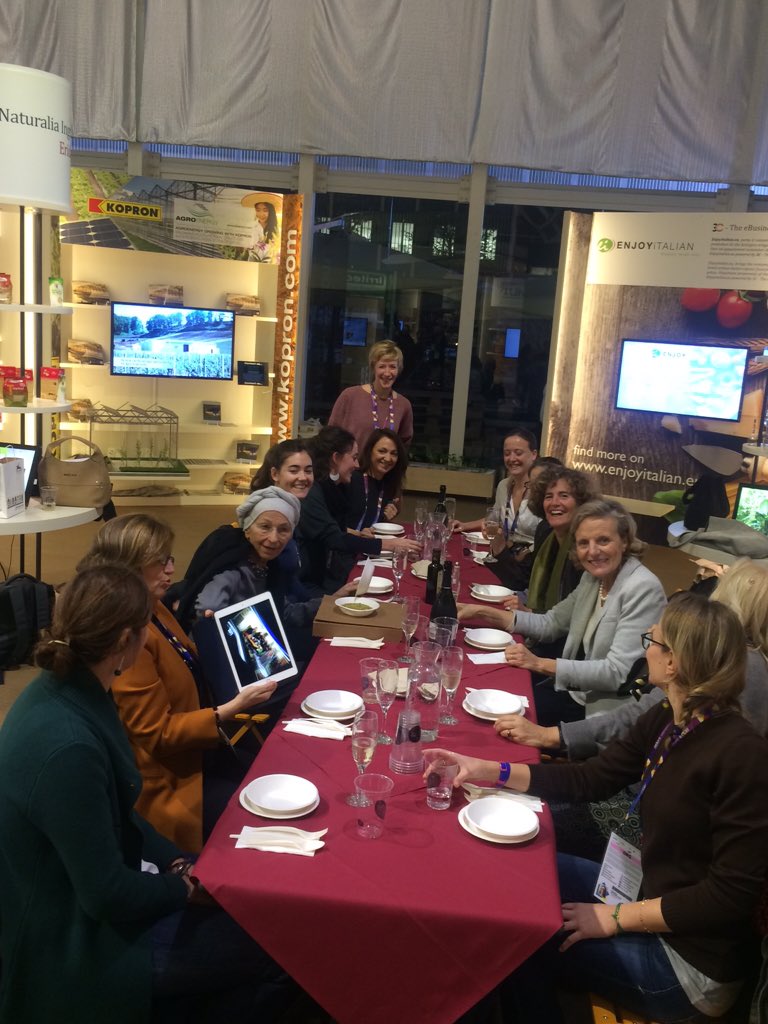 Oggi a cena da noi <a href="/emmabonino/">Emma Bonino</a> e tutte le magnifiche <a href="/WEWomenForExpo/">Women for Expo</a>! <a href="/Expo2015Milano/">Expo Milano 2015</a> @alceneroberbere <a href="/secolourbano/">Giacomo Biraghi</a>