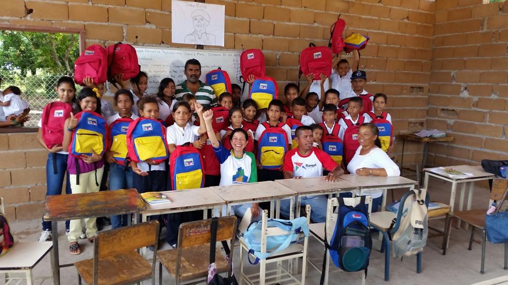 Corpobolivar's tweet photo. @Corpobolivar  entrega bulto escolar  Escuelas  Cerro e Mono Las Carolinas  y El Peñon del Aro en la Parroquia Zea https://t.co/nzi3wYwcqk