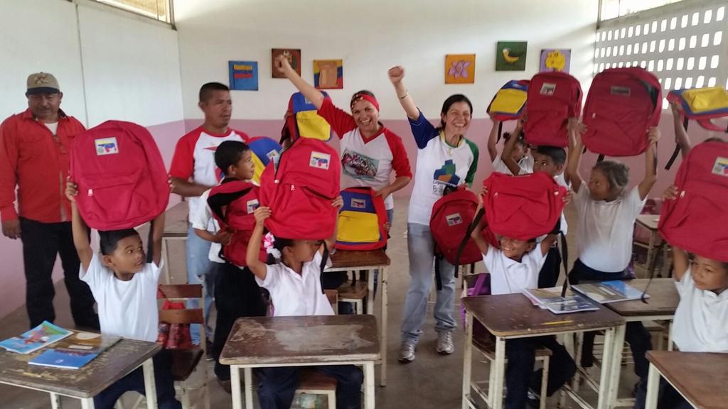 Corpobolivar's tweet photo. @Corpobolivar  entrega bulto escolar  Escuelas  Cerro e Mono Las Carolinas  y El Peñon del Aro en la Parroquia Zea https://t.co/nzi3wYwcqk