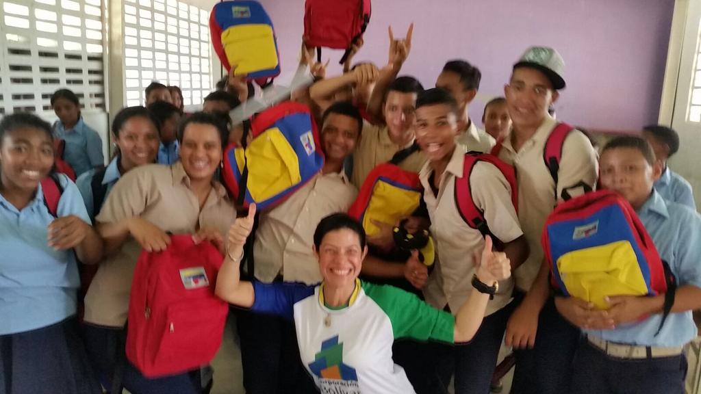 Corpobolivar's tweet photo. @Corpobolivar  entrega bulto escolar  Escuelas  Cerro e Mono Las Carolinas  y El Peñon del Aro en la Parroquia Zea https://t.co/nzi3wYwcqk