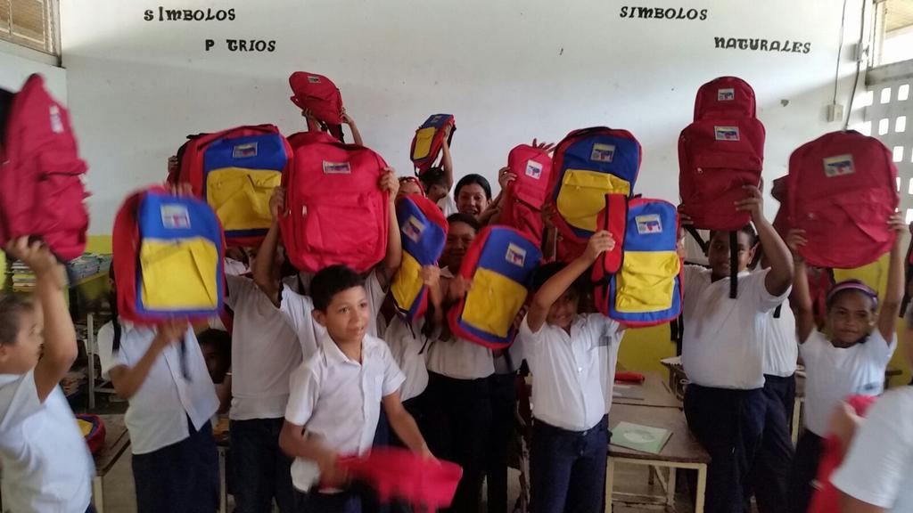 Corpobolivar's tweet photo. @Corpobolivar  entrega bulto escolar  Escuelas  Cerro e Mono Las Carolinas  y El Peñon del Aro en la Parroquia Zea https://t.co/nzi3wYwcqk