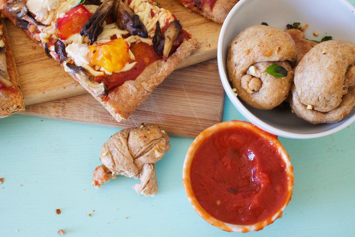 RealFoodHonest's tweet image. Turn your carb party up a knot with these! #garlicknots