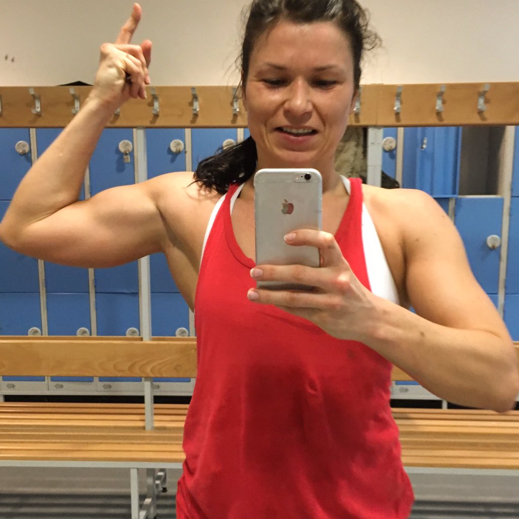 ewabarska's tweet photo. #Messy #Flexy #Selfie after amazing bi- and tri-ceps workout, finished off with a bit of #HIIT... ππ»πͺπ» #nowweekend https://t.co/1ALbvrdKlM