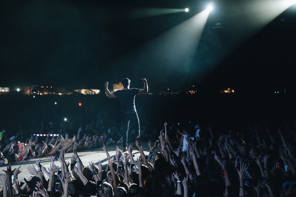 It’s been a great tour. Ready to go out with a bang tonight in Detroit. #KickTheDustUp