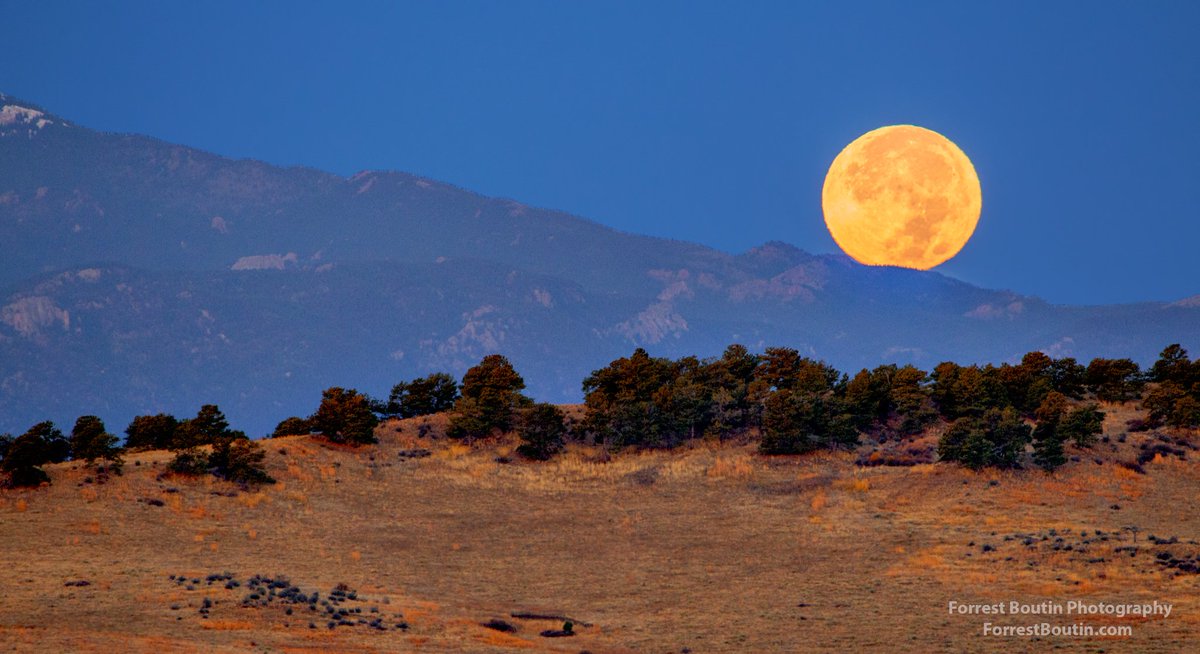 yourtake's tweet photo. The full moon sets on Oct. 27. See more on today's top photo here: https://t.co/pCBZt7hWLW (Forrest Boutin) https://t.co/bidNMopDmM