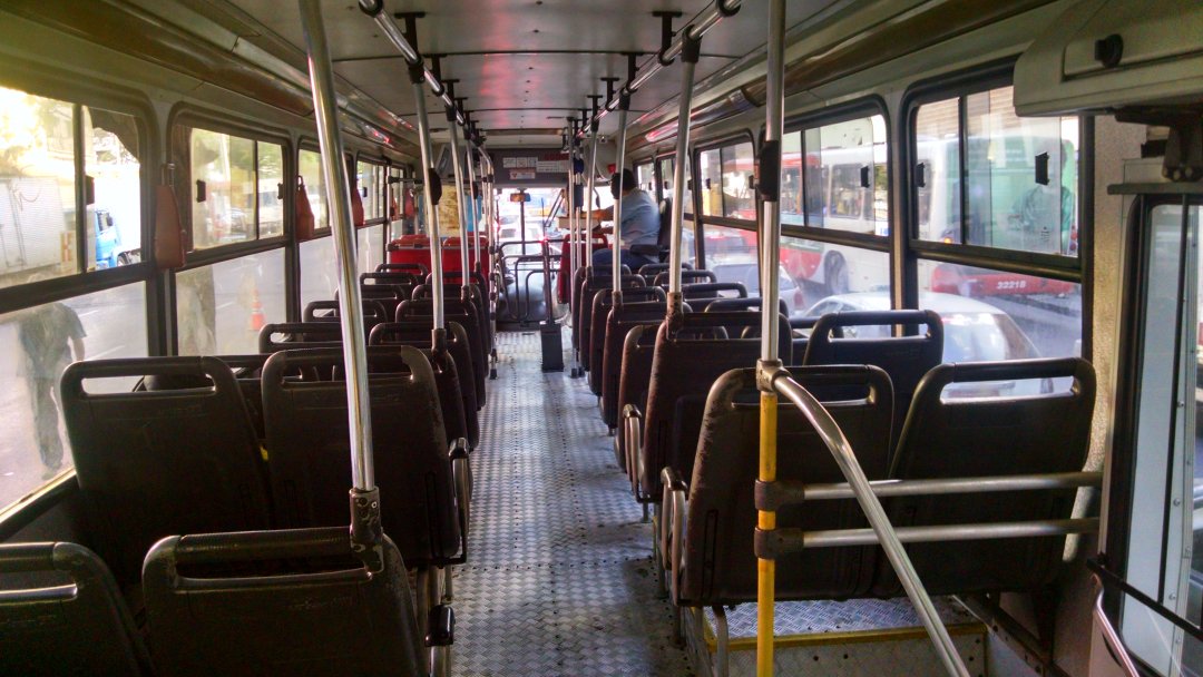 flipggs's tweet photo. Durante esses anos, essa é a 1° vez que isso me acontece. O busão só com o motorista e o cobrador N tem preço #3265 https://t.co/jW66NDjPsu