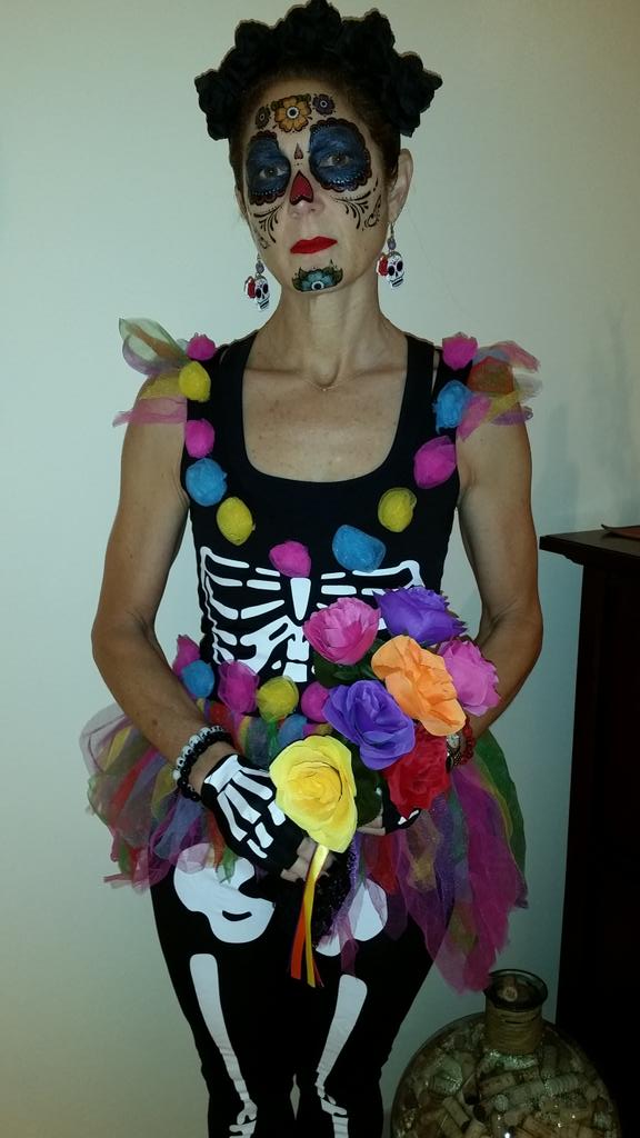 eabrosnan's tweet photo. Happy Dia De Los Muertos! #dayofthedead #arteacher #calevera skulls #greatartlesson https://t.co/lJLerKRkC6