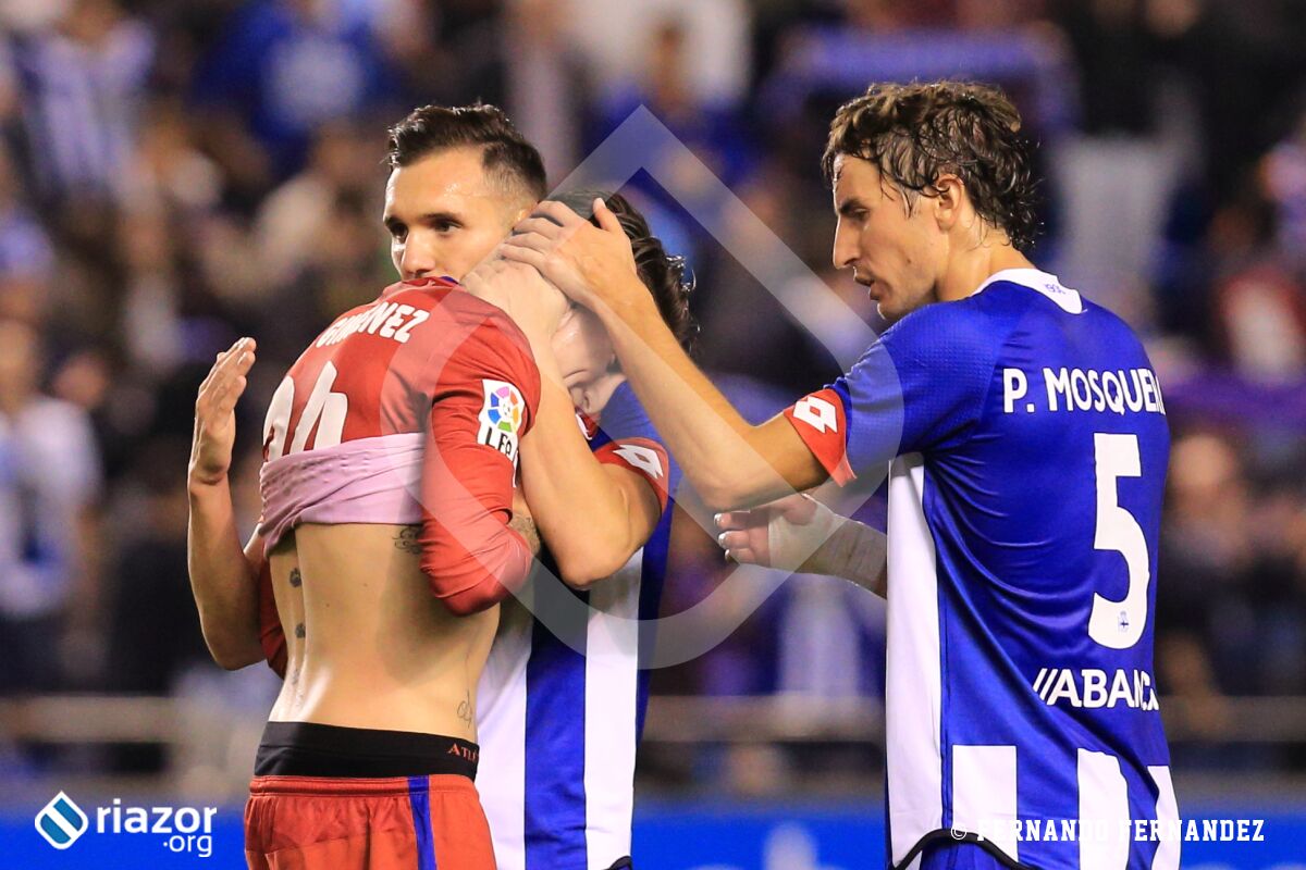 riazororg's tweet photo. La imagen del partido de ayer: @LP10oficial, autor del gol, consuela a @JoseMaGimenez13, desolado. ¡Fútbol! https://t.co/gedWMEVrzb