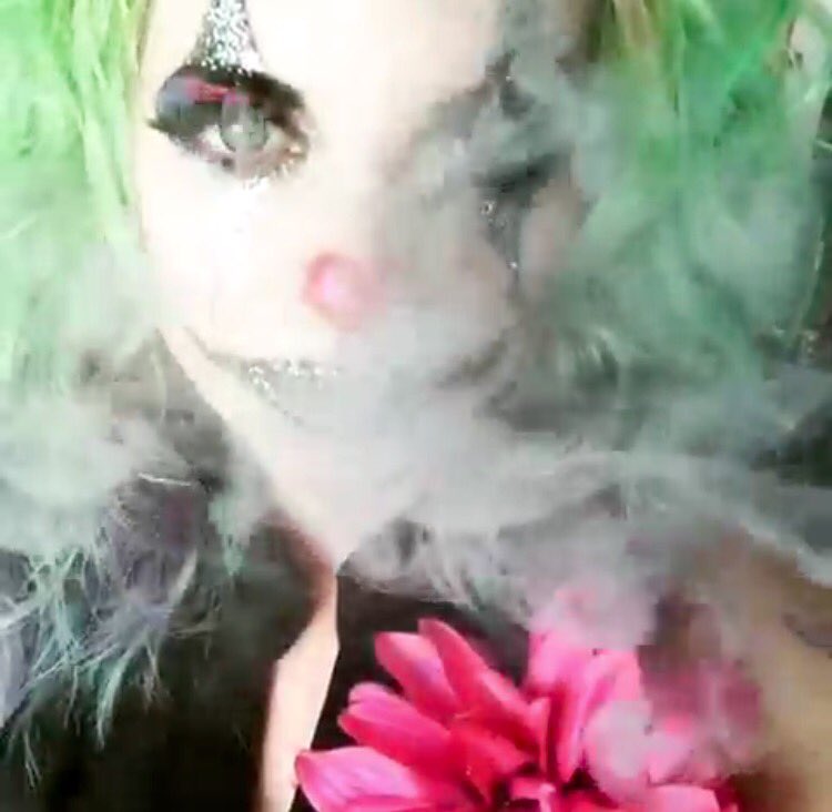 VapeGoddess's tweet photo. Happy #Halloween weekend, vapers! Stay safe out there 💋 https://t.co/v1yqDWtp5y