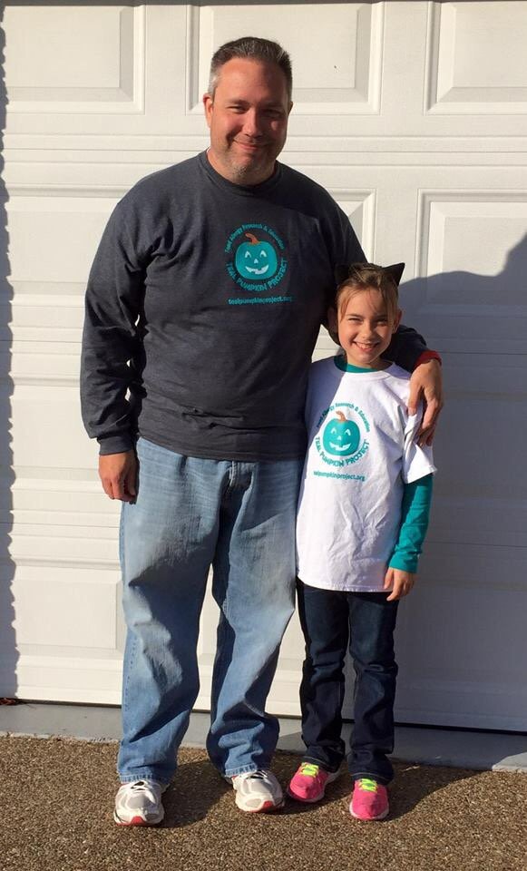 SugarDazed's tweet photo. do you have your teal pumpkin on your front porch?  Help make this a safe nite! #foodallergy #tealpumpkinproject https://t.co/QxYpXIbzqG
