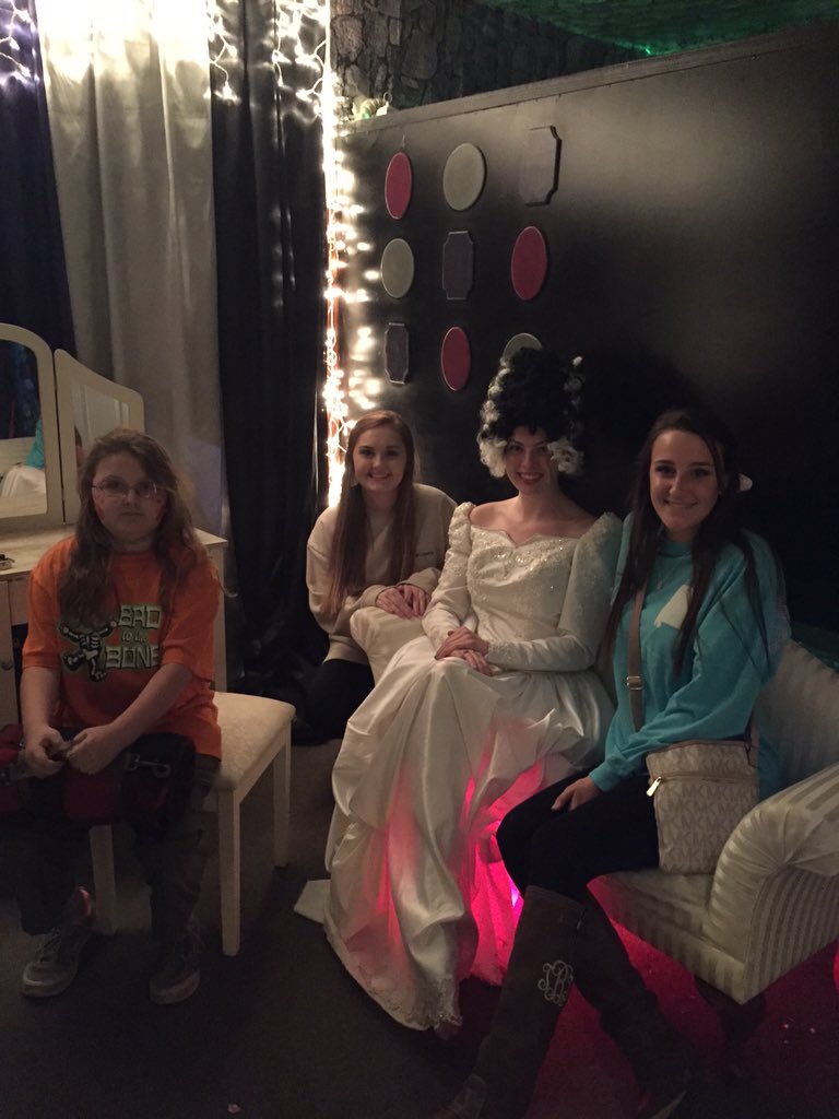 thsbobcatdrama's tweet photo. They played as a team and LOST as a team. #escaperoomfail https://t.co/ilxu7hXN6n