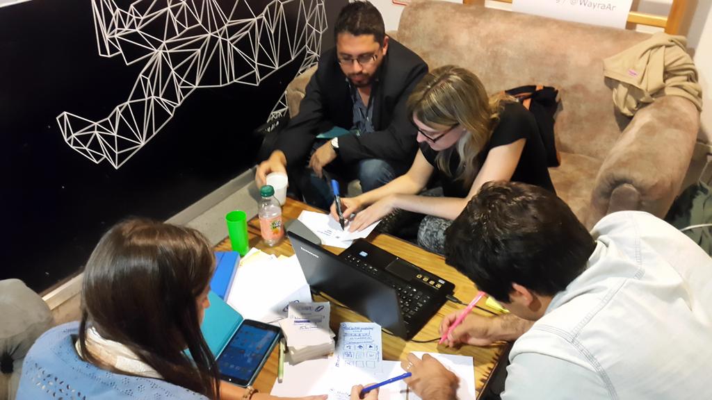 soyluchobolivar's tweet photo. Prototipando Grupo "Clip" App Para Profesores Metodológica #LSMBA #startups #negocios @cata_giacomucci @diego_dacol https://t.co/pDcsWua7V6