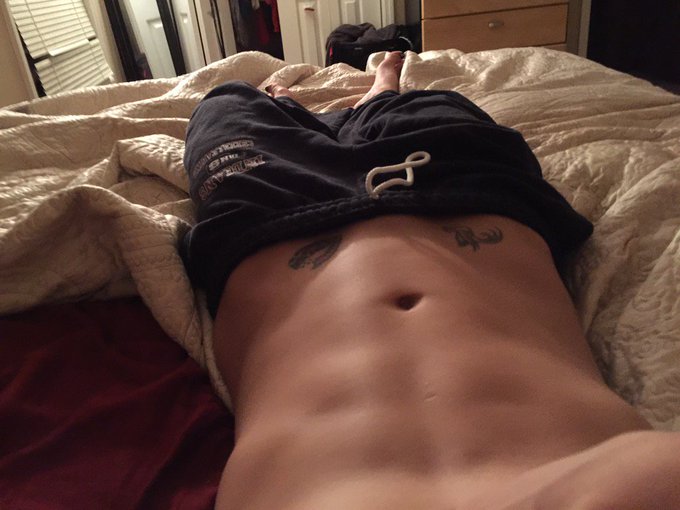 Water in ✔️ 6 meals in ✔️ Cardio and shoulders ✔️ Sweats on ✔️ Full belly abs ✔️ Goodnight world 😴💤 https://t<a href="/tag/letsgetweird"class="tags"><span>#letsgetweird</span></a>