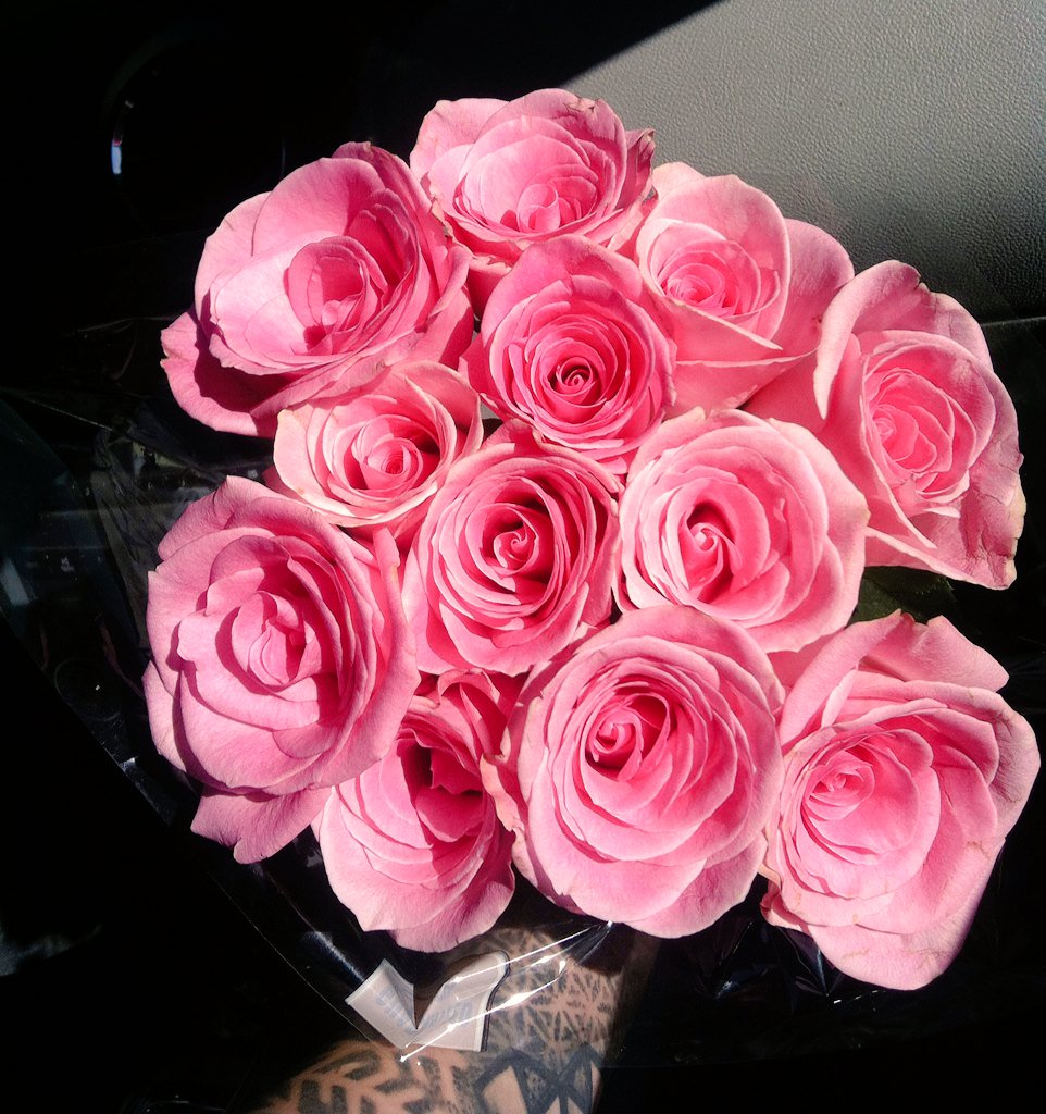 kaileymaeee's tweet photo. Cause I seemed like I was havering a bad day @Zackfizzler  went into the store and came out to surprise me😊😍😭💗🌹🙌 https://t.co/djuXpupXrh