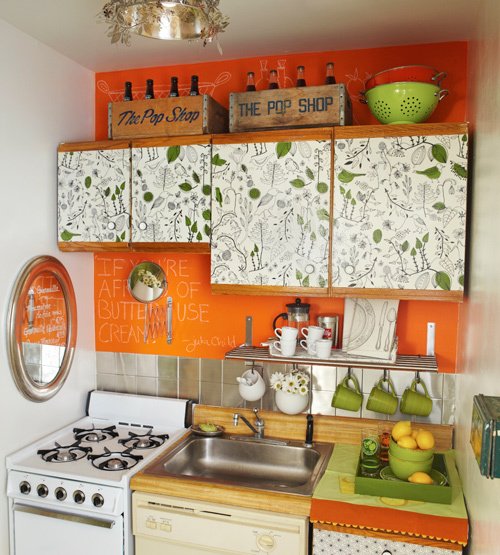 TinyHouseMOD's tweet photo. Bright Colors In Small Spaces - Tiny House Gone MOD: https://t.co/IGNL633IM4 https://t.co/C7O2Iopmik