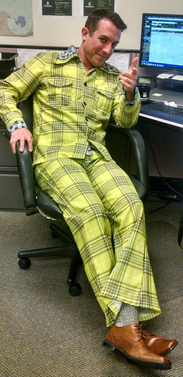 BridgewellRes's tweet photo. Our Clackamas office joined in #halloween2015 too. https://t.co/ETtOniBFmx