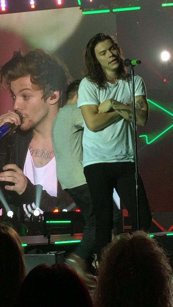 nhbrtour's tweet photo. Harry, Liam e Louis no show dessa noite! #OTRASheffield2 #UKVOTY1D https://t.co/rhF3x6418t