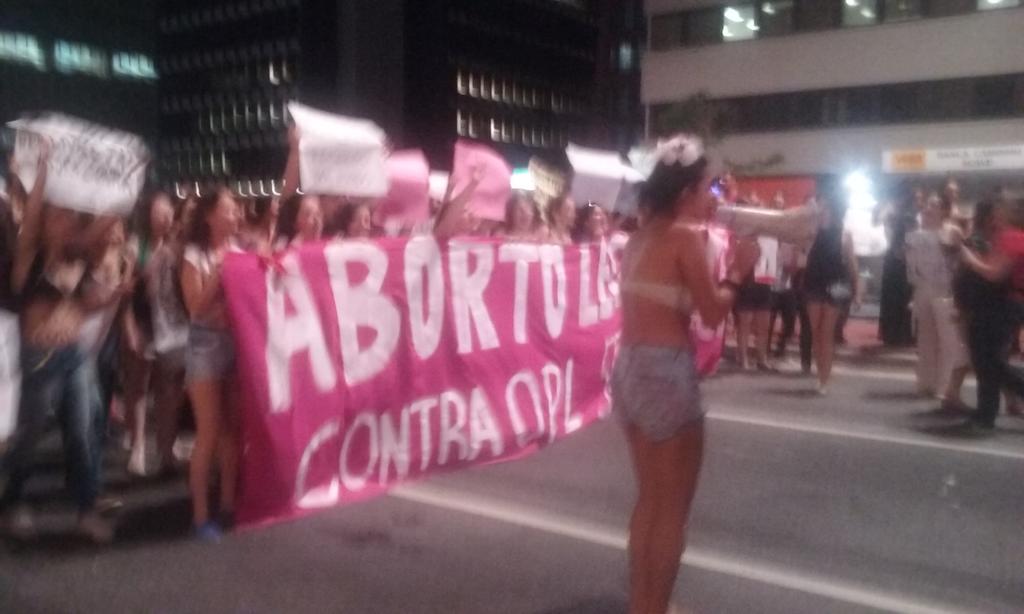 adeline_hav's tweet photo. Manifestation ctr la loi rendant l #avortement + difficile en cãs de #viol au #bresil #aborto #PL5069 https://t.co/BZHb058JBz