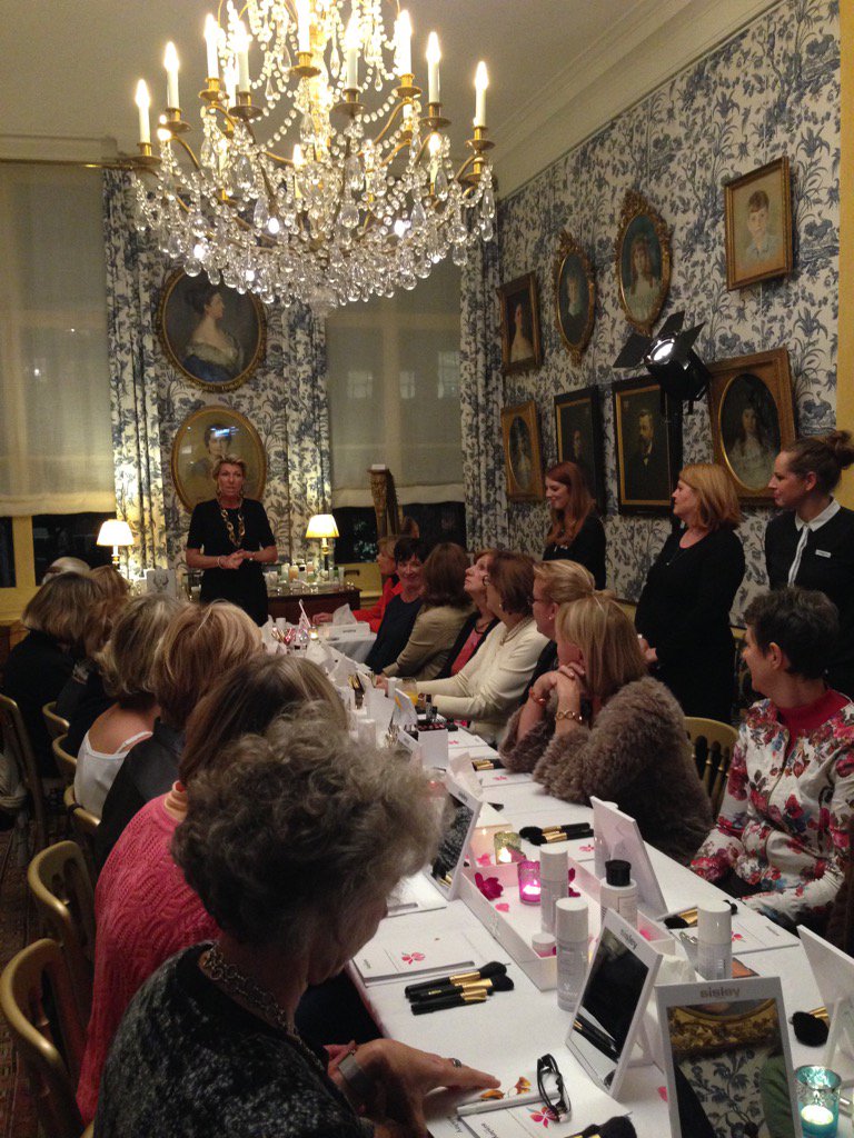 Geweldige VIP avond <a href="/nouveau/">Carol Anne</a>, <a href="/sisley/">Kelly Ramirez</a>, <a href="/MuseumVanLoon/">Museum Van Loon</a> samen met 50 lezeressen. Rondleiding, beautyworkshop, diner