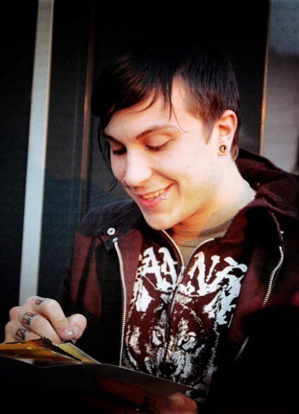  Happy Birthday , Frank Iero . I love you. 